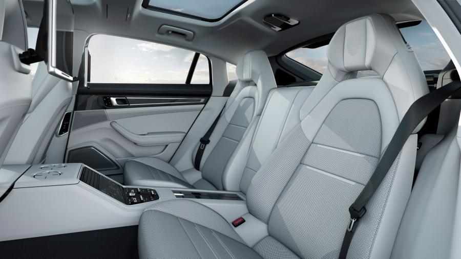 Интерьер Porsche Panamera Turbo Executive 2016 года  (фото 4 из 13)